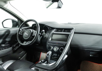 Подержанный автомобиль Jaguar E-Pace 2019 года (9 фото)