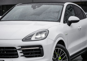Подержанный автомобиль Porsche Cayenne 2021 года (2 фото)
