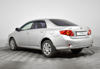 Подержанный автомобиль Toyota Corolla Sedan 2008 года (7 фото)