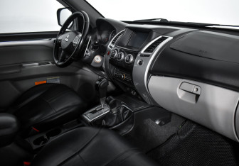 Подержанный автомобиль Mitsubishi Pajero Sport 2014 года (10 фото)