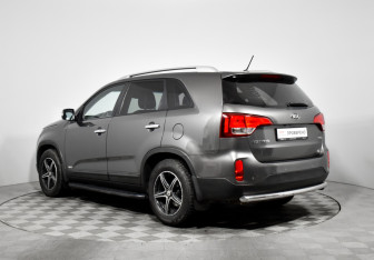 Подержанный автомобиль Kia Sorento 2015 года (7 фото)
