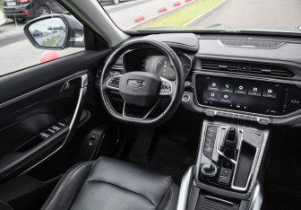 Подержанный автомобиль Geely Atlas Pro 2021 года (10 фото)