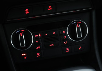 Подержанный автомобиль Audi Q3 2016 года (18 фото)