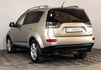 Подержанный автомобиль Mitsubishi Outlander 2008 года (7 фото)