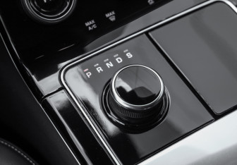 Подержанный автомобиль Land Rover Range Rover Velar 2017 года (24 фото)