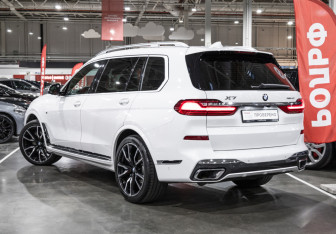 Подержанный автомобиль BMW X7 2021 года (13 фото)