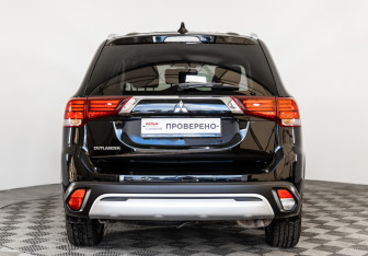 Подержанный автомобиль Mitsubishi Outlander 2020 года (6 фото)