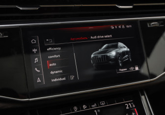 Подержанный автомобиль Audi Q8 2019 года (22 фото)