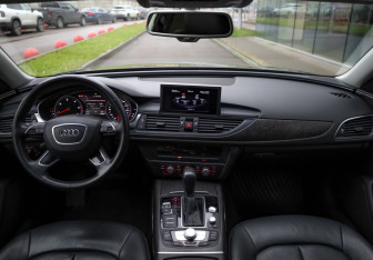 Подержанный автомобиль Audi A6 Sedan 2017 года (10 фото)