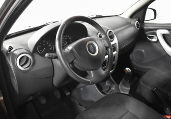 Подержанный автомобиль Renault Sandero 2013 года (9 фото)
