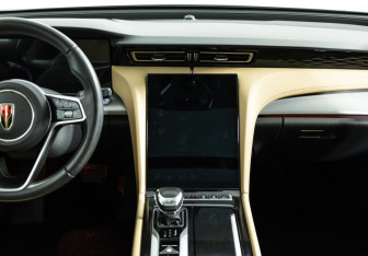 Подержанный автомобиль Hongqi H5 2023 года (14 фото)