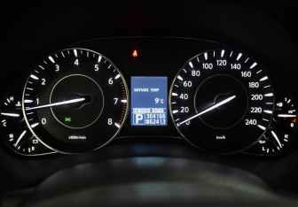 Подержанный автомобиль Nissan Patrol 2011 года (25 фото)