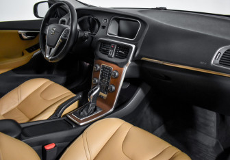 Подержанный автомобиль Volvo V40 Cross Country 2017 года (13 фото)