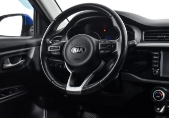 Подержанный автомобиль Kia Rio Sedan 2017 года (15 фото)