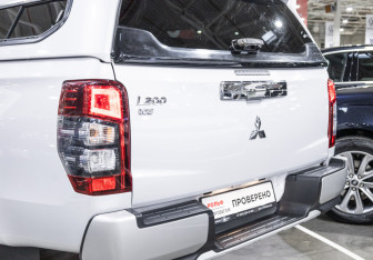 Подержанный автомобиль Mitsubishi L200 2021 года (15 фото)