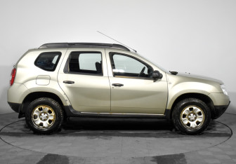 Подержанный автомобиль Renault Duster 2013 года (4 фото)
