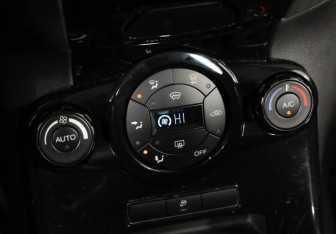 Подержанный автомобиль Ford Fiesta Sedan 2016 года (16 фото)