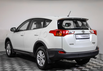 Подержанный автомобиль Toyota RAV4 2013 года (7 фото)