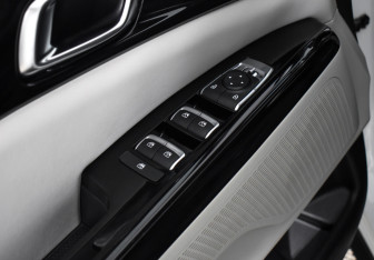 Подержанный автомобиль Kia Carnival 2021 года (10 фото)