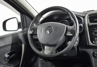Подержанный автомобиль Renault Sandero 2016 года (14 фото)