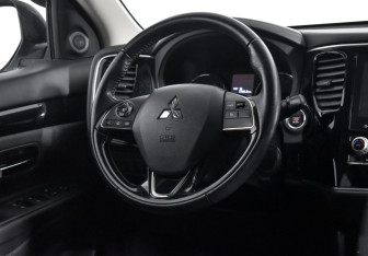 Подержанный автомобиль Mitsubishi Outlander 2021 года (14 фото)