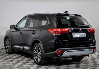 Подержанный автомобиль Mitsubishi Outlander 2019 года (7 фото)