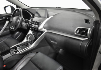 Подержанный автомобиль Mitsubishi Eclipse Cross 2019 года (12 фото)