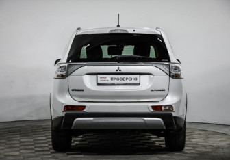 Подержанный автомобиль Mitsubishi Outlander 2014 года (6 фото)