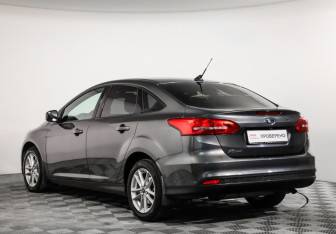 Подержанный автомобиль Ford Focus Sedan 2019 года (7 фото)