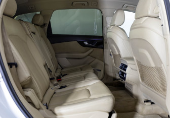 Подержанный автомобиль Audi Q7 2015 года (24 фото)