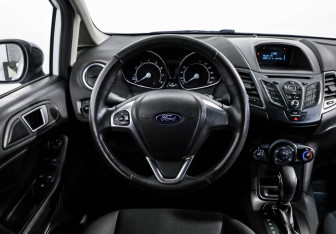 Подержанный автомобиль Ford Fiesta Hatchback 2017 года (12 фото)