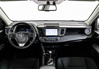 Подержанный автомобиль Toyota RAV4 2018 года (11 фото)