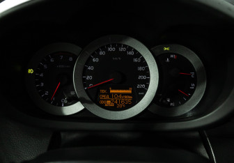 Подержанный автомобиль Toyota RAV4 2007 года (12 фото)