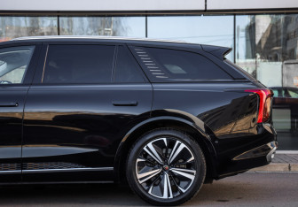 Подержанный автомобиль Hongqi E-HS9 2021 года (10 фото)