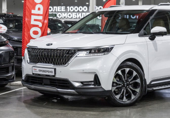 Подержанный автомобиль Kia Carnival 2020 года (2 фото)