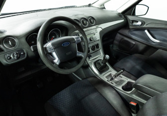 Подержанный автомобиль Ford S-MAX 2006 года (11 фото)