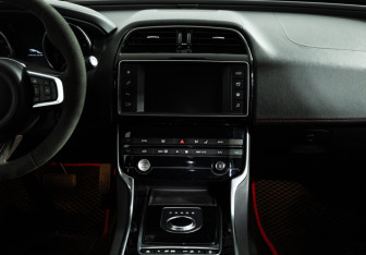 Подержанный автомобиль Jaguar XE 2016 года (14 фото)