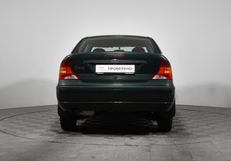 Подержанный автомобиль Ford Focus Sedan 2004 года (6 фото)