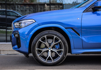 Подержанный автомобиль BMW X6 2020 года (10 фото)