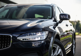 Подержанный автомобиль Volvo V90 Cross Country 2017 года (2 фото)