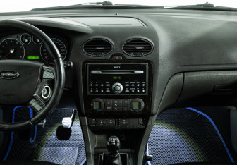 Подержанный автомобиль Ford Focus Sedan 2006 года (14 фото)