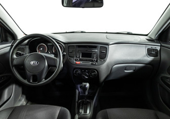 Подержанный автомобиль Kia Rio Sedan 2010 года (13 фото)