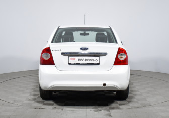 Подержанный автомобиль Ford Focus Sedan 2011 года (6 фото)
