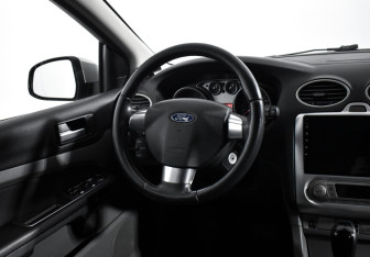 Подержанный автомобиль Ford Focus Hatchback 2010 года (15 фото)