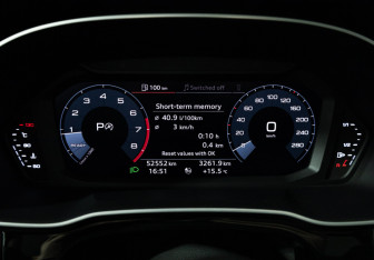 Подержанный автомобиль Audi Q3 2020 года (12 фото)