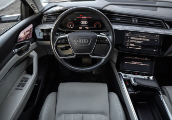 Подержанный автомобиль Audi e-tron 2021 года (14 фото)