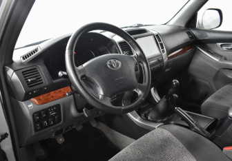 Подержанный автомобиль Toyota Land Cruiser Prado 2002 года (9 фото)