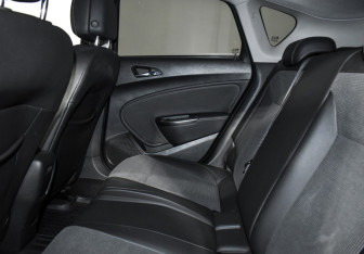 Подержанный автомобиль Opel Astra Hatchback 2012 года (12 фото)