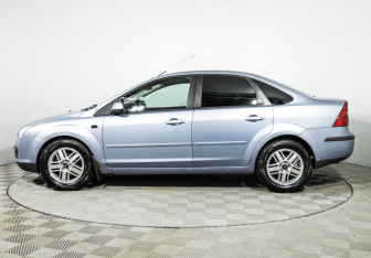 Подержанный автомобиль Ford Focus Sedan 2006 года (8 фото)