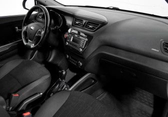 Подержанный автомобиль Kia Rio Hatchback 2016 года (15 фото)